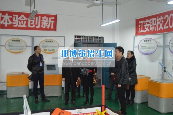 縣科協(xié)領(lǐng)導(dǎo)到四川省江安縣職業(yè)技術(shù)學(xué)?？赐麢C(jī)器人大賽師生