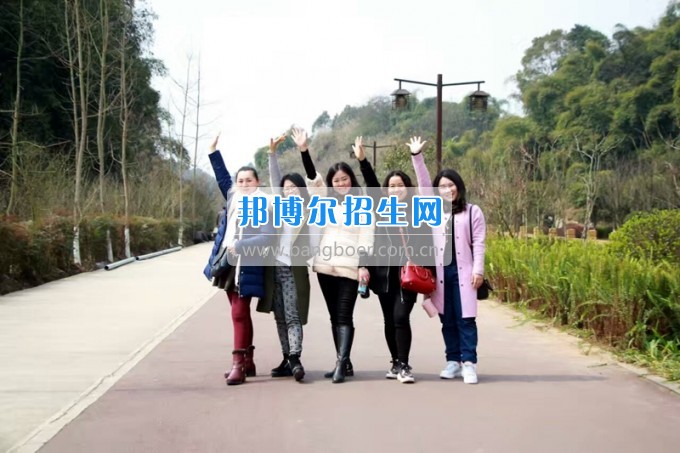 四川省樂山市第一職業(yè)高級中學(xué)春風(fēng)十里，不如你