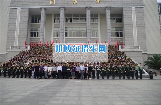 四川管理職業(yè)學(xué)院國旗隊參加四川省高校國旗護(hù)衛(wèi)隊會操交流活動  為慶祝中國人民解放軍建軍90周年，推進(jìn)西南地區(qū)高校國旗文化的發(fā)展，持續(xù)發(fā)揮升旗儀式的教育引導(dǎo)作用，深化愛國主義教育，5月20日，我院國旗隊?wèi)?yīng)邀參加了由四川大學(xué)錦城學(xué)院發(fā)起的會操交流活動。  全省28所高校的國旗護(hù)衛(wèi)隊，近千名國旗手齊聚一堂。在莊嚴(yán)的升旗儀式后，活動進(jìn)入會操展示環(huán)節(jié)。我院國旗隊邁著整齊劃一的步伐走過主席臺，展示出了優(yōu)秀的訓(xùn)練水平和昂揚的精神風(fēng)貌。當(dāng)天下午，在四川大學(xué)錦城學(xué)院大禮堂舉行了“以我火紅青春、譜寫國旗禮贊”大學(xué)生升旗手文藝匯演。我院代表隊以優(yōu)雅的舞姿展現(xiàn)了大學(xué)生青春的風(fēng)采。表達(dá)了對祖國與學(xué)院的炙熱情感和嚴(yán)于律己的學(xué)習(xí)態(tài)度。  此次會操交流活動，加強了省內(nèi)各高校國旗護(hù)衛(wèi)隊間的聯(lián)系，弘揚了愛國、愛旗、護(hù)旗的精神，獲得了寶貴的經(jīng)驗，明確了努力的方向。我院國旗隊的隊員們紛紛表示：要肩負(fù)起捍衛(wèi)國旗尊嚴(yán)、宣傳國旗文化的神圣使命!