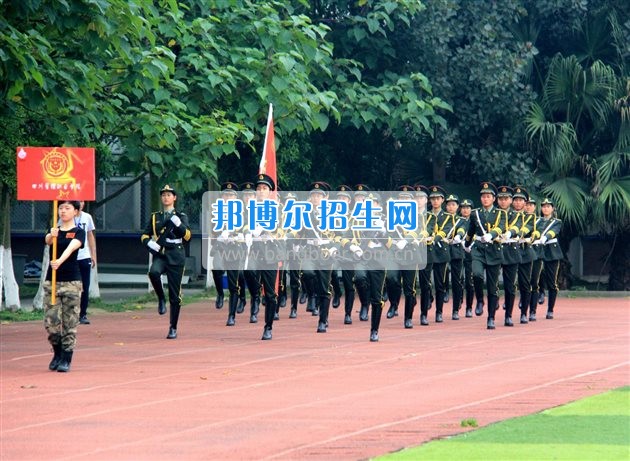 四川管理職業(yè)學(xué)院國旗隊參加四川省高校國旗護(hù)衛(wèi)隊會操交流活動  為慶祝中國人民解放軍建軍90周年，推進(jìn)西南地區(qū)高校國旗文化的發(fā)展，持續(xù)發(fā)揮升旗儀式的教育引導(dǎo)作用，深化愛國主義教育，5月20日，我院國旗隊?wèi)?yīng)邀參加了由四川大學(xué)錦城學(xué)院發(fā)起的會操交流活動。  全省28所高校的國旗護(hù)衛(wèi)隊，近千名國旗手齊聚一堂。在莊嚴(yán)的升旗儀式后，活動進(jìn)入會操展示環(huán)節(jié)。我院國旗隊邁著整齊劃一的步伐走過主席臺，展示出了優(yōu)秀的訓(xùn)練水平和昂揚的精神風(fēng)貌。當(dāng)天下午，在四川大學(xué)錦城學(xué)院大禮堂舉行了“以我火紅青春、譜寫國旗禮贊”大學(xué)生升旗手文藝匯演。我院代表隊以優(yōu)雅的舞姿展現(xiàn)了大學(xué)生青春的風(fēng)采。表達(dá)了對祖國與學(xué)院的炙熱情感和嚴(yán)于律己的學(xué)習(xí)態(tài)度。  此次會操交流活動，加強了省內(nèi)各高校國旗護(hù)衛(wèi)隊間的聯(lián)系，弘揚了愛國、愛旗、護(hù)旗的精神，獲得了寶貴的經(jīng)驗，明確了努力的方向。我院國旗隊的隊員們紛紛表示：要肩負(fù)起捍衛(wèi)國旗尊嚴(yán)、宣傳國旗文化的神圣使命!
