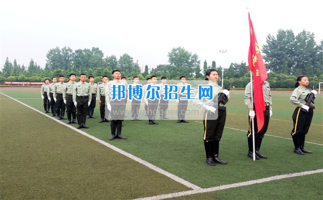四川管理職業(yè)學(xué)院國旗隊參加四川省高校國旗護(hù)衛(wèi)隊會操交流活動  為慶祝中國人民解放軍建軍90周年，推進(jìn)西南地區(qū)高校國旗文化的發(fā)展，持續(xù)發(fā)揮升旗儀式的教育引導(dǎo)作用，深化愛國主義教育，5月20日，我院國旗隊?wèi)?yīng)邀參加了由四川大學(xué)錦城學(xué)院發(fā)起的會操交流活動。  全省28所高校的國旗護(hù)衛(wèi)隊，近千名國旗手齊聚一堂。在莊嚴(yán)的升旗儀式后，活動進(jìn)入會操展示環(huán)節(jié)。我院國旗隊邁著整齊劃一的步伐走過主席臺，展示出了優(yōu)秀的訓(xùn)練水平和昂揚的精神風(fēng)貌。當(dāng)天下午，在四川大學(xué)錦城學(xué)院大禮堂舉行了“以我火紅青春、譜寫國旗禮贊”大學(xué)生升旗手文藝匯演。我院代表隊以優(yōu)雅的舞姿展現(xiàn)了大學(xué)生青春的風(fēng)采。表達(dá)了對祖國與學(xué)院的炙熱情感和嚴(yán)于律己的學(xué)習(xí)態(tài)度。  此次會操交流活動，加強了省內(nèi)各高校國旗護(hù)衛(wèi)隊間的聯(lián)系，弘揚了愛國、愛旗、護(hù)旗的精神，獲得了寶貴的經(jīng)驗，明確了努力的方向。我院國旗隊的隊員們紛紛表示：要肩負(fù)起捍衛(wèi)國旗尊嚴(yán)、宣傳國旗文化的神圣使命!