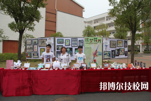 學(xué)校的選擇與報(bào)考是雙向的，不光學(xué)生會(huì)選擇一所優(yōu)秀的學(xué)校報(bào)考，學(xué)校也會(huì)選擇優(yōu)質(zhì)的學(xué)生進(jìn)行錄取，讓自己的辦學(xué)更上一層樓。因此在報(bào)考前，同學(xué)們很有必要去了解一下學(xué)校的招生要求以及報(bào)名條件。下面就和小編一起來看看井岡山應(yīng)用科技學(xué)校的招生要求吧。  井岡山應(yīng)用科技學(xué)校招生對象：應(yīng)屆初中畢業(yè)生。  井岡山應(yīng)用科技學(xué)校 1.中考準(zhǔn)考證:  2.戶口本前頁及學(xué)生個(gè)人戶口頁復(fù)印件:  3.初中畢業(yè)證復(fù)印件:  4.其它享受國家資助的證件。低保、殘疾等證件:  井岡山應(yīng)用科技學(xué)校簡介 江西省井岡山應(yīng)用科技學(xué)校前身為江西省吉安農(nóng)業(yè)學(xué)校，創(chuàng)辦于1951年10月，是一所全日制普通中等專業(yè)學(xué)校，隸屬于吉安市農(nóng)業(yè)局。2004年4月經(jīng)江西省人民政府批準(zhǔn)，更名為江西省井岡山應(yīng)用科技學(xué)校，2009年12月經(jīng)市教育局批準(zhǔn)，增掛吉安農(nóng)業(yè)學(xué)校校牌，實(shí)行兩塊牌子一套班子。學(xué)校位于吉安市旅游風(fēng)景區(qū)----青原山，校園占地面積180畝，建筑面積7萬余平方米，環(huán)境優(yōu)美，是一所花園式學(xué)?！，F(xiàn)有教職工245人，其中專兼職教師236人，現(xiàn)有在校學(xué)生4078人。  小編總結(jié) 不知道小伙伴們滿足以上要求了嗎?對于想要報(bào)考井岡山應(yīng)用科技學(xué)校的同學(xué)來說，滿足招生要求只是報(bào)考的第一步哦!要確定自己會(huì)不會(huì)被錄取，就還需要對學(xué)校的錄取分?jǐn)?shù)線做好了解，歡迎大家前往邦博爾技校網(wǎng)進(jìn)行分?jǐn)?shù)線的咨詢。