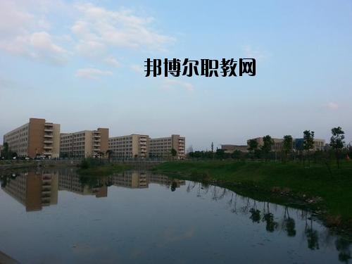 內(nèi)江鐵路機(jī)械學(xué)校2020年報(bào)名條件、招生要求、招生對象