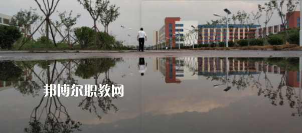 青島西大技工學(xué)校地址在哪里，哪個地區(qū)，哪個城市?