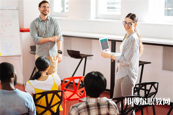 廣西哪里的中職學(xué)校能讀計(jì)算機(jī)應(yīng)用(維修、文秘方向)專業(yè)