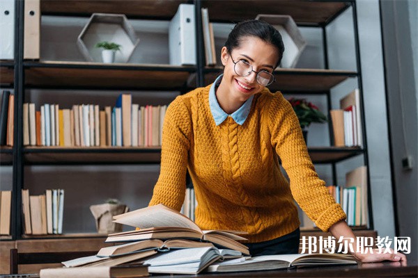 四川哪里的職教中心能讀服裝制作與生產管理專業(yè)