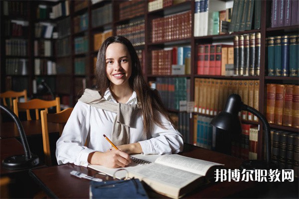四川哪里的中職學(xué)校能讀旅游服務(wù)與管理（含導(dǎo)游、鐵路航空服務(wù)）專(zhuān)業(yè)